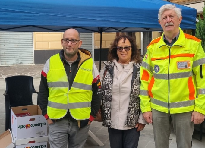 Sclerosi multipla, la mela di AISM nelle piazze