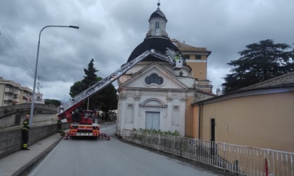 Cadono lastre di ardesia dal tetto di una chiesa, chiusa via Nazionale a Sestri