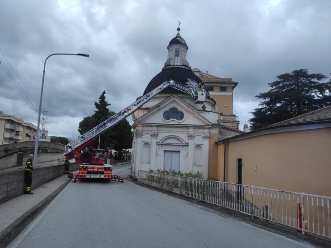 Cadono lastre di ardesia dal tetto di una chiesa, chiusa via Nazionale a Sestri