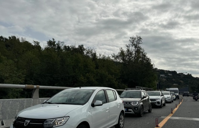 Mezzo in avaria, coda in A12 tra Sestri e Lavagna