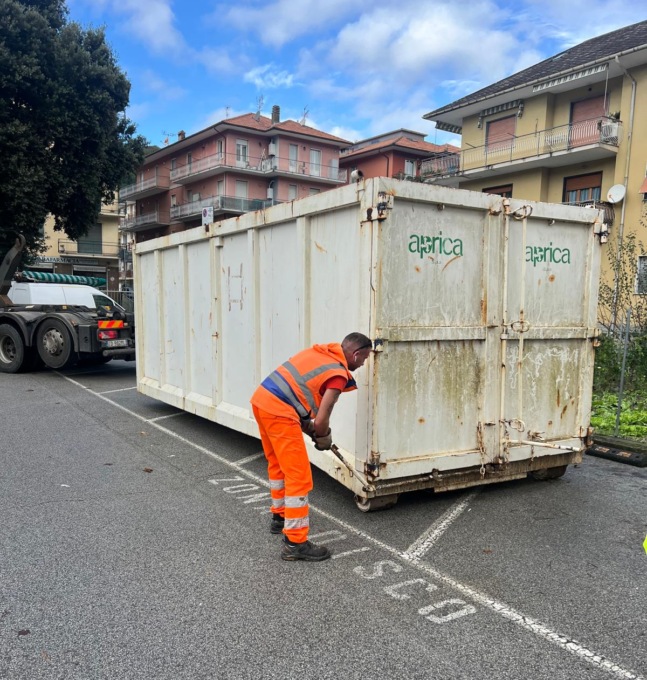 Conferimento rifiuti alluvionati, posizionato un cassone scarrabile a San Salvatore