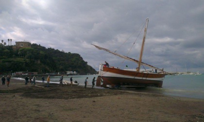 Sestri Levante, l’alaggio del leudo “Nuovo Aiuto di Dio”