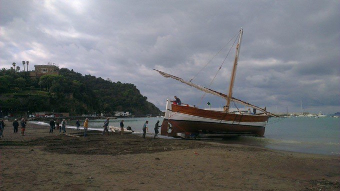 Sestri Levante, l’alaggio del leudo “Nuovo Aiuto di Dio”