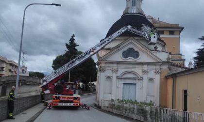 Lastre di ardesia dalla cappella di Villa Cattaneo, tratto di via Nazionale chiuso anche domani