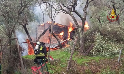 A fuoco un deposito attrezzi a Sestri Levante