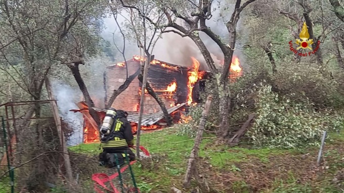 A fuoco un deposito attrezzi a Sestri Levante