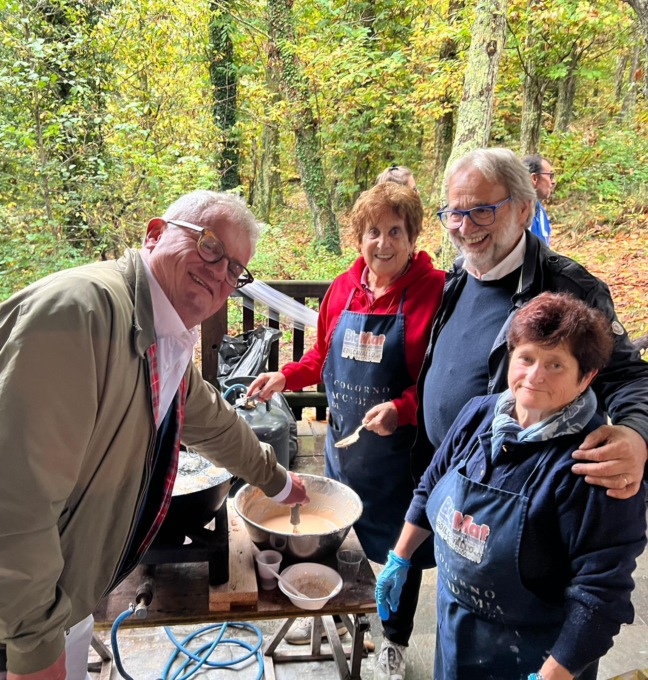 L’assessore Augusto Sartori alla castagnata dell’ardesia a Cogorno