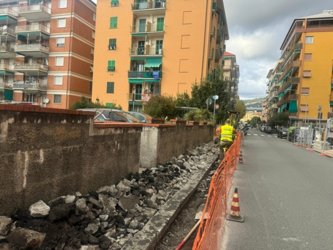 Chiavari, iniziati gli interventi di manutenzione al marciapiede di via Franceschi