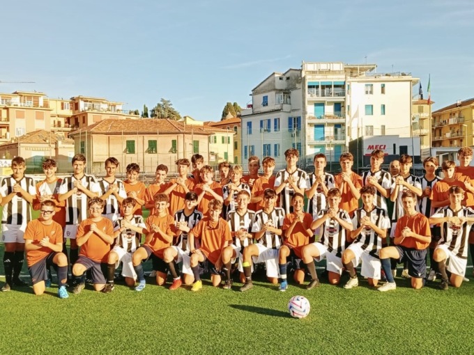 Giovani calciatori in campo per i coetanei ammalati