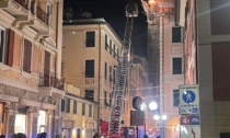 Tetto di un palazzo in fiamme in centro a Chiavari