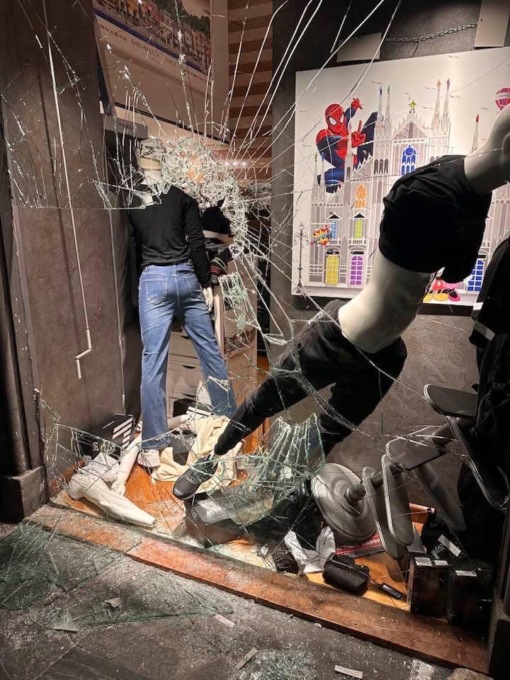 Vandali in azione a Rapallo, distrutta la vetrina di un negozio