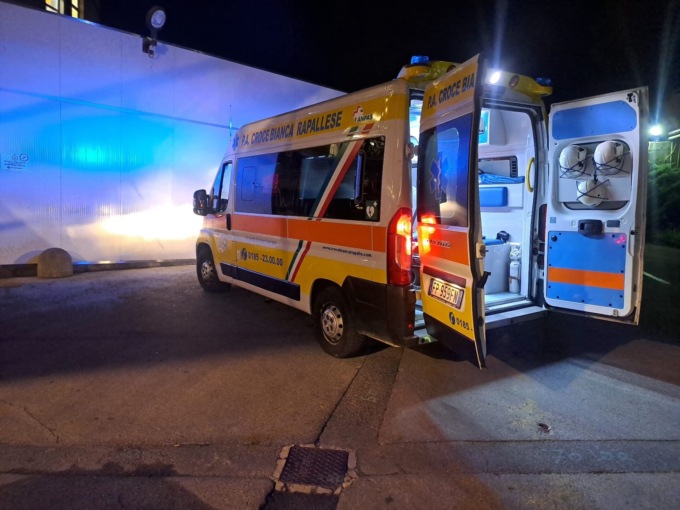 Cade da una fascia per oltre due metri e batte la testa