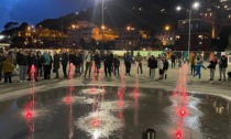 Recco, giochi di luce e zampilli d'acqua nella nuova fontana di passeggiata a mare