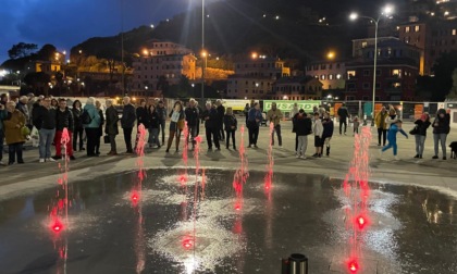 Recco, giochi di luce e zampilli d'acqua nella nuova fontana di passeggiata a mare