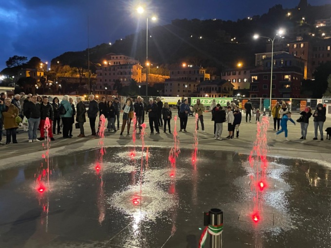Recco, giochi di luce e zampilli d’acqua nella nuova fontana di passeggiata a mare