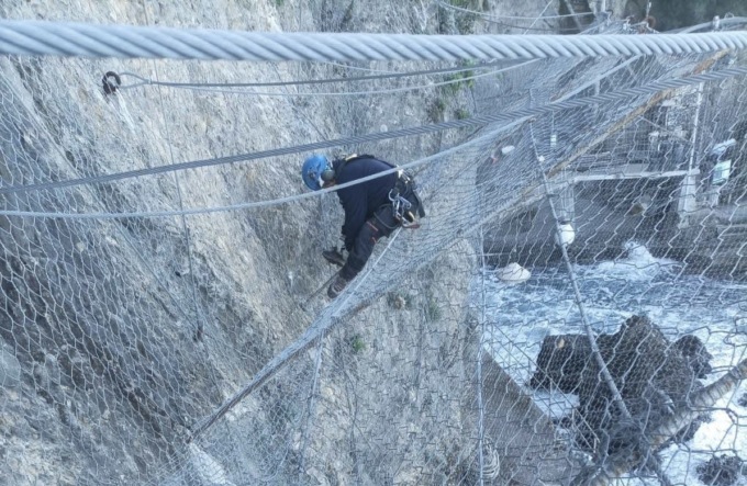 Punta Chiappa, avanti i lavori per la nuova barriera paramassi
