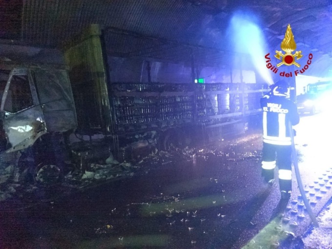 Autocarro prende fuoco, caos in A12