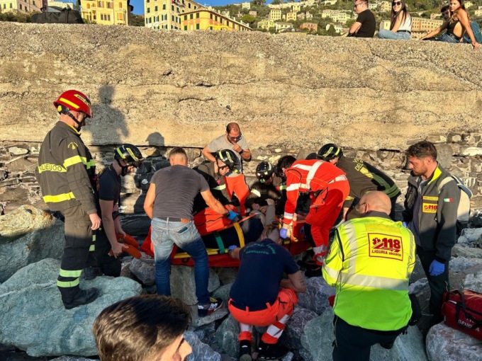 Cade tra gli scogli, turista francese soccorso a Camogli