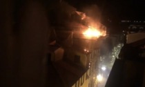 Tetto di un palazzo in fiamme in centro a Chiavari