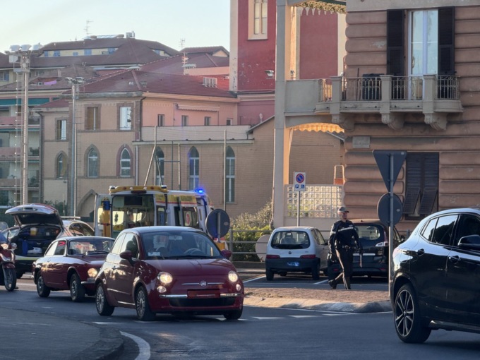 Incidente in via Marconi a Chiavari, uno scooter e un’auto coinvolti