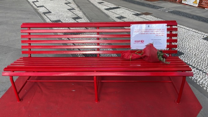 Recco, la panchina rossa contro la violenza di genere nella piazza del Comune
