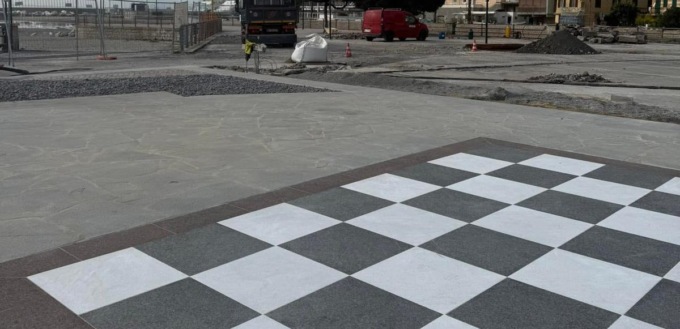 Recco, una scacchiera gigante e la nuova fontana animano la passeggiata a mare rinnovata