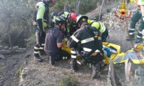 Cade da una fascia mentre raccoglie le olive, 83enne soccorso con l'elicottero