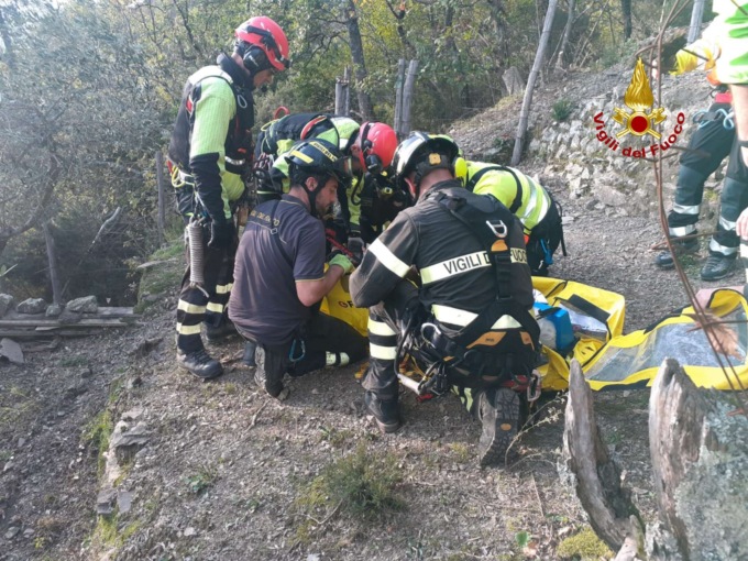 Cade da una fascia mentre raccoglie le olive, 83enne soccorso con l’elicottero