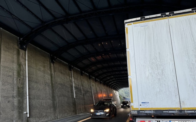 A12, traffico bloccato per veicolo in avaria