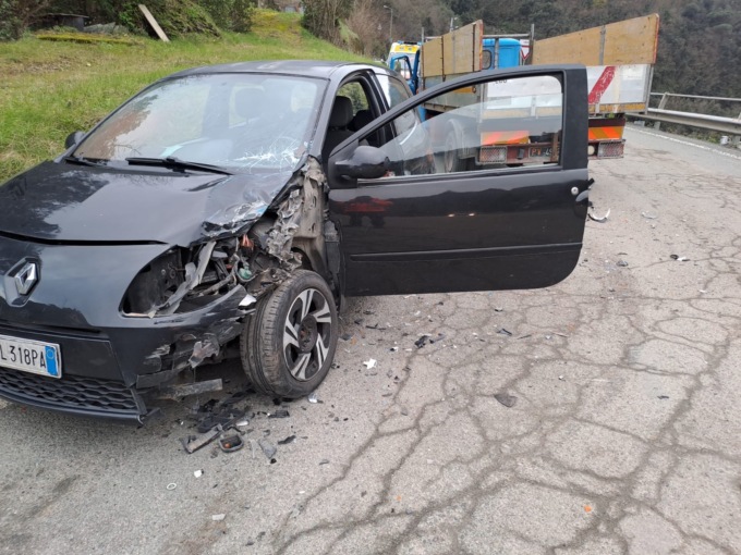 Auto si scontra contro camioncino, incidente a Costa del Canale