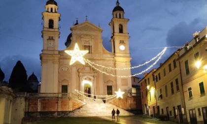 Lavagna, l'accensione dell'albero in piazza Marconi