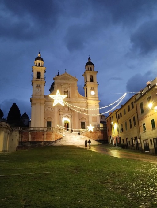 Lavagna, l’accensione dell’albero in piazza Marconi