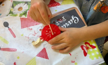 Palline di Natale create dai bimbi grazie all'iniziativa dell'Agorà di Lavagna