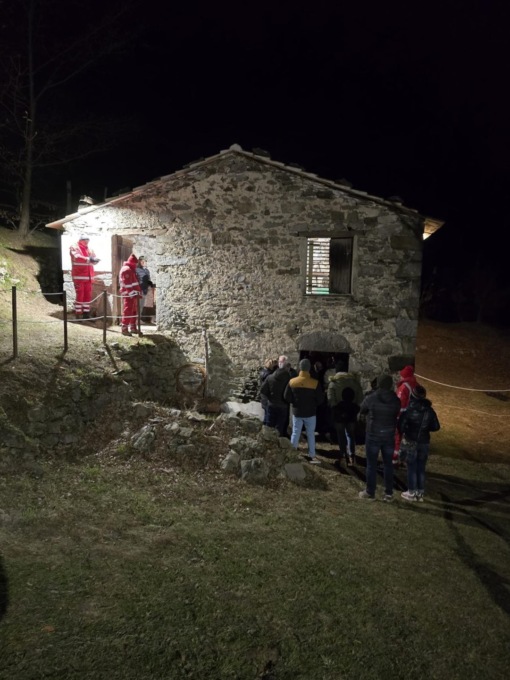 Affollata la messa di Natale con il presepe nel Casone dello Stecca