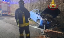 Perde il controllo dell'auto e sbatte contro la parete di una galleria