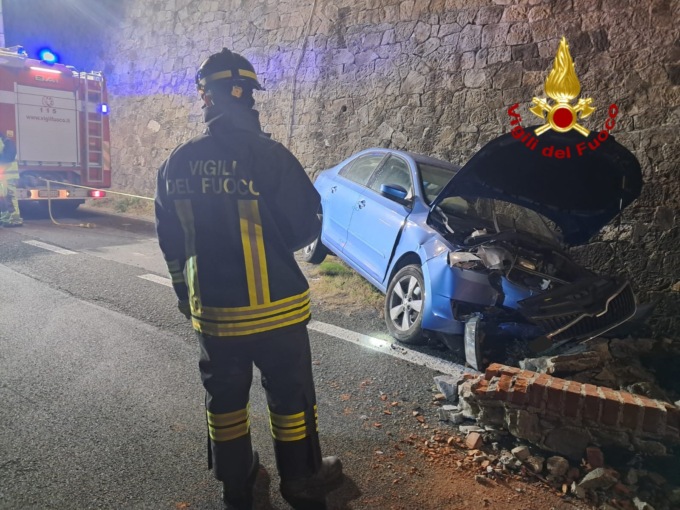 Perde il controllo dell’auto e sbatte contro la parete di una galleria