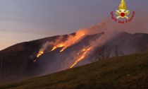 Due incendi boschivi nell’entroterra, squadre in azione dalle prime luci dell’alba