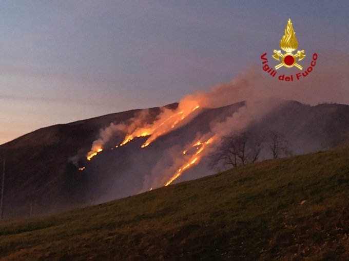 Due incendi boschivi nell’entroterra, squadre in azione dalle prime luci dell’alba