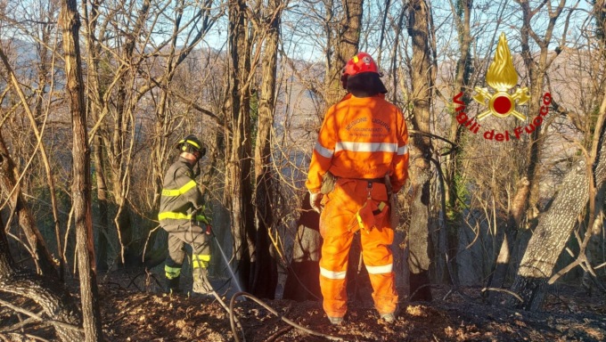 Incendio a Uscio, scattano i soccorsi di vigili del fuoco e Vab
