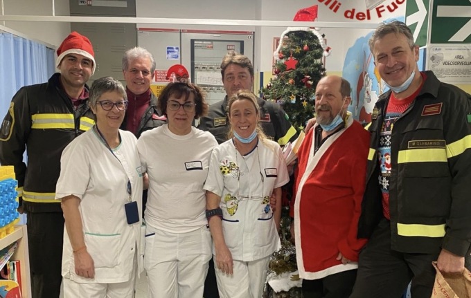I vigili del fuoco portano doni ai piccoli pazienti dell’ospedale di Lavagna