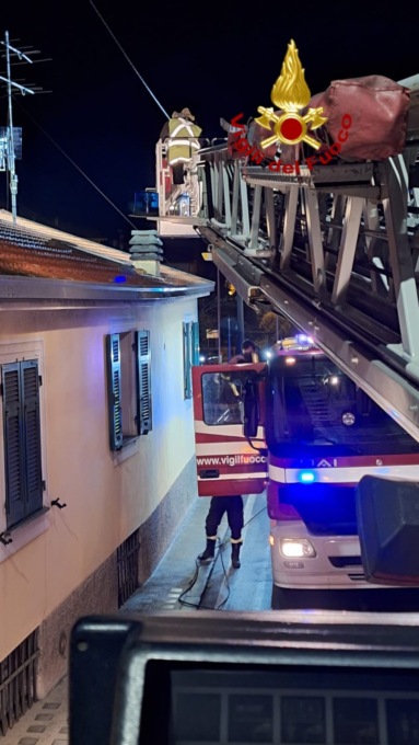 Canna fumaria in fiamme, vigili del fuoco in azione a Carasco