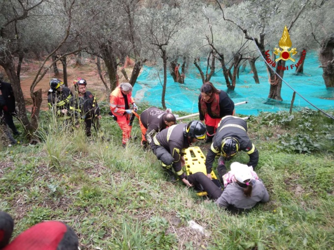 Cade da terrazzamenti, scattano i soccorsi