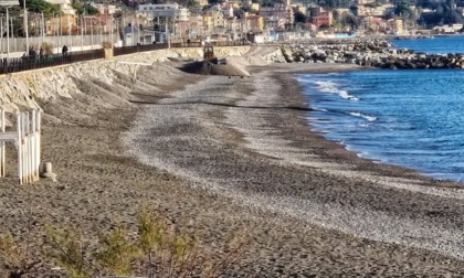 Lavori in corso per la messa in sicurezza della spiaggia a Lavagna