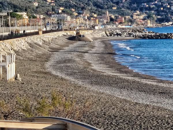 Lavori in corso per la messa in sicurezza della spiaggia a Lavagna