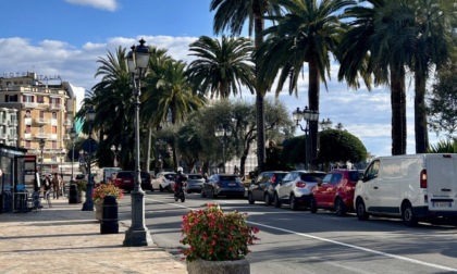 Rapallo, sul lungomare Vittorio Veneto nuovo arredo urbano