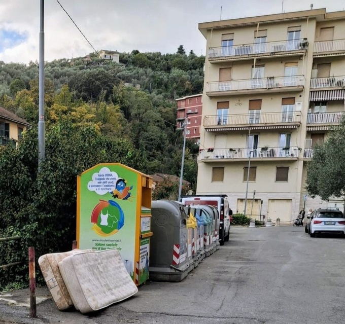 Abbandono di rifiuti ingombranti, 250 euro di multa