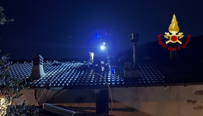 Tetto di un’abitazione in fiamme a Coreglia Ligure