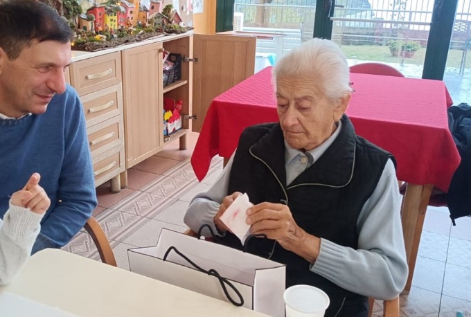 I nipoti di Babbo Natale nell’rsa San Francesco di Recco