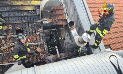 Vigili del fuoco riuniti per spegnere l’incendio ai Magazzini del Cotone a Genova