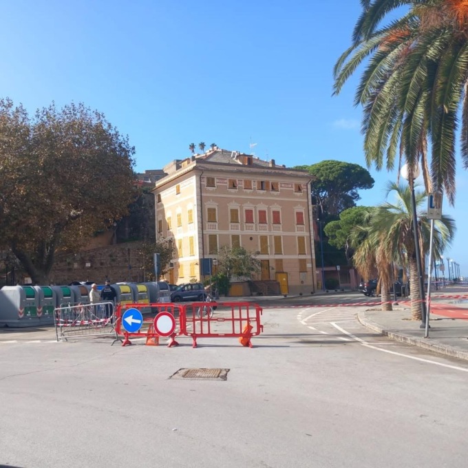 Sestri, chiuso il lungomare Descalzo e via Pilade Queirolo